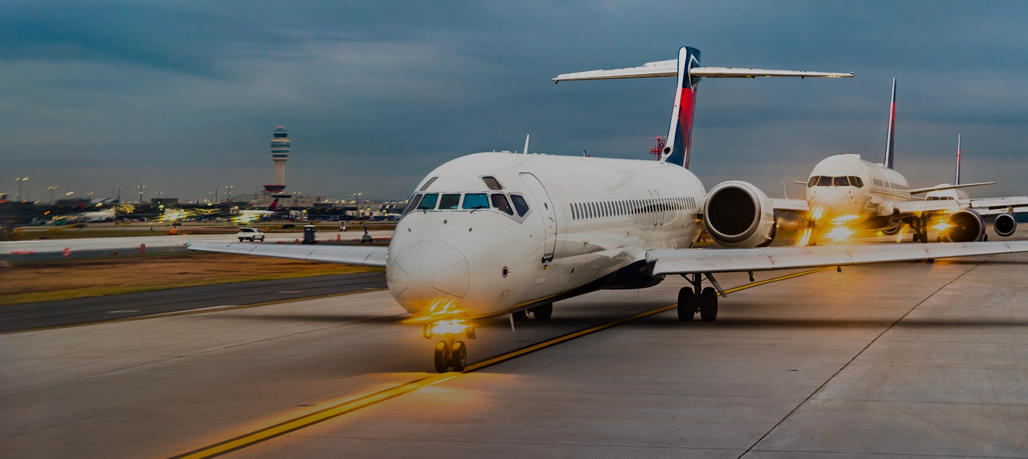 airplanes-lined-up-takeoff-atlanta-airport-united-states 1